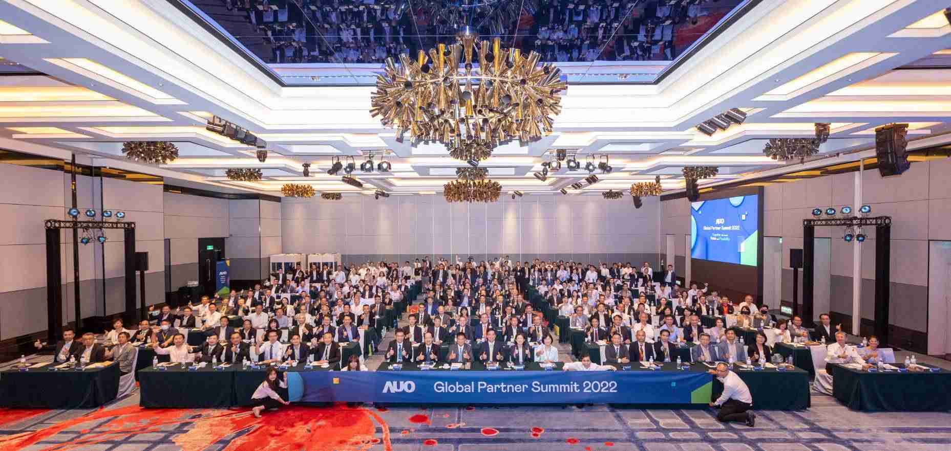 友達推動「安心、、、、創新、、用心、、同心、、、、盡心」五星職旅，，，為菲籍員工打造全方位照護，，，首度贏得「人權實踐與發展領袖獎」殊榮