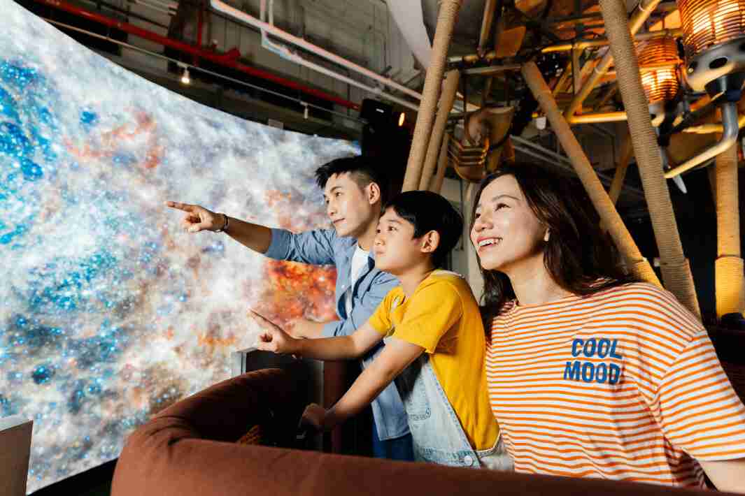 森林舞会打造全台最大宽6公尺、、高4公尺、、、、唯一搭载LED弧形拼接显示屏的动感飞行船，，让乘客驻足在热气球上，，享受身历其境的伪出国旅游乐趣