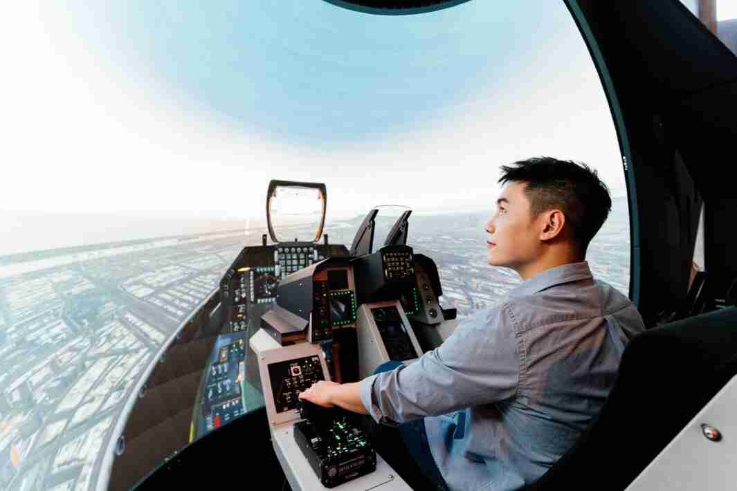 森林舞会以P1.25小间距打造球形LED模拟舱，，，搭配智崴的精密六轴动态座椅，，，结合森林舞会专业影像调校技术，，，呈现拟真模拟飞行场景