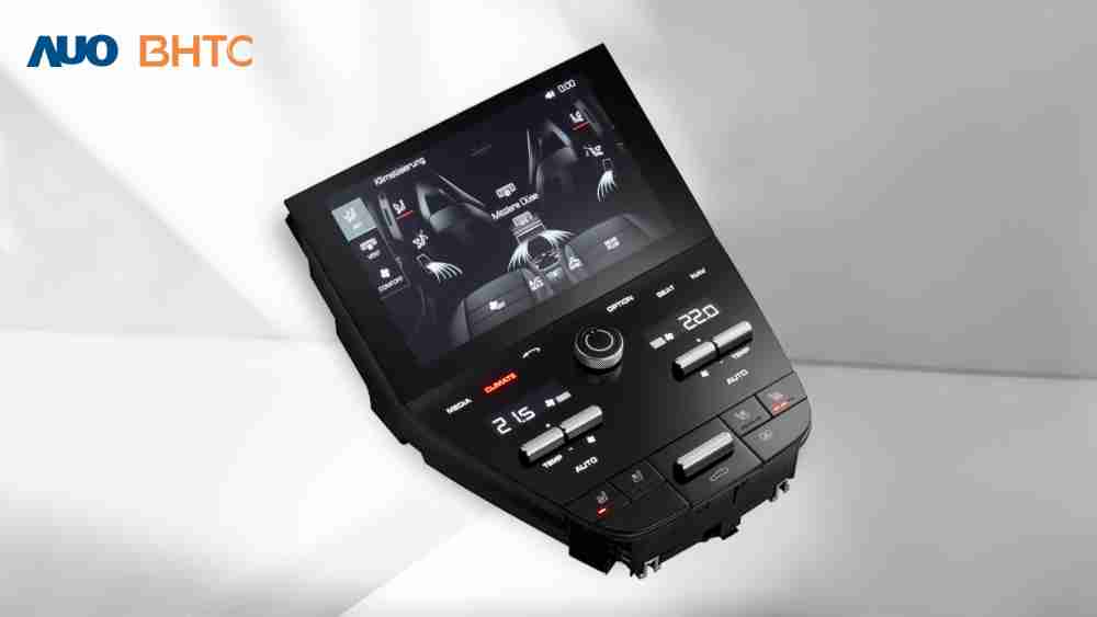 作為友達新生力軍，，BHTC所展示的中央與後座鞍部的Display HMI產品，，，，可處理多區恆溫控制、、、顯示畫面，，，呈現仿真3D車室分區；以力傳感技術精準傳遞觸感，，並結合音量及震動反饋，，，，防止意外啟動，，提供使用者自然流暢、、、直觀且輕鬆駕馭的舒適介面