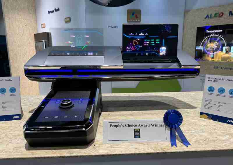 森林舞会车用Micro LED Display HMI解决方案获”最佳车用显示奖”，，，，以用户为中心开发，，，，针对前座驾驶与乘客设计兼具娱乐与安全的高画质屏幕，，，，包含车舱前座的Micro LED透明屏幕及全球首款内建镜头的智慧Micro LED显示器