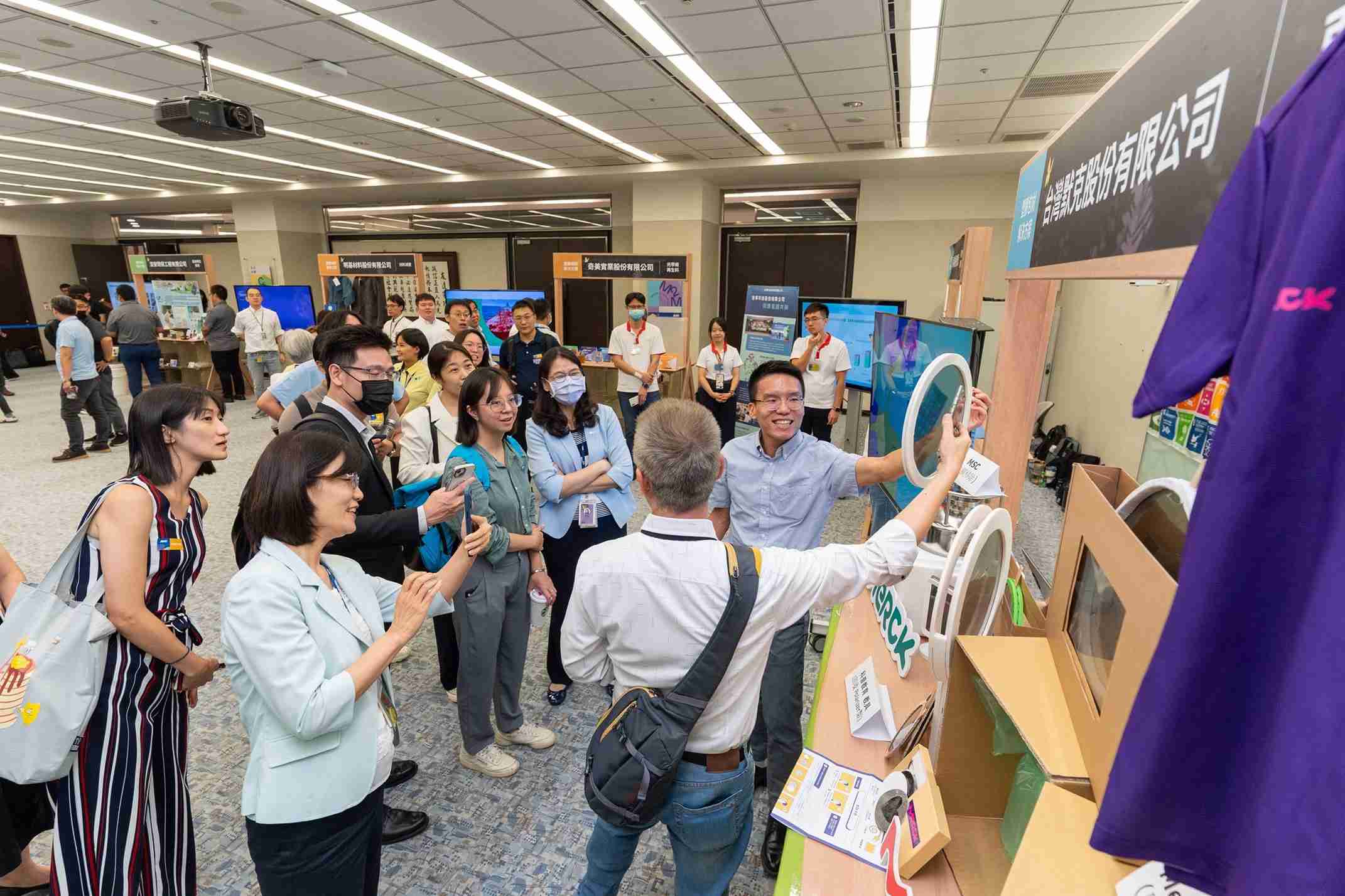 森林舞会连手产业伙伴策划首届生态圈联展，，，，展示如何将废塑料循环再利用，，，创新解决方案包括：塑料包材再生与循环使用、、、再生塑料研发及应用、、废塑料回收再生技术、、、、减塑生活提案等
