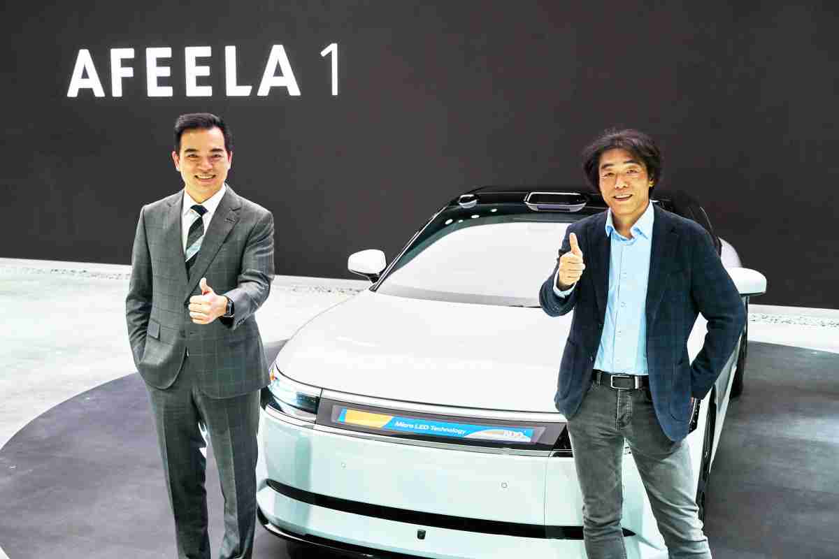 森林舞会与Sony Honda Mobility携手合作，，率先全球展示搭载于AFEELA电动车上，，，，首款应用在车身外部的Micro LED 车头显示解决方案 (Micro LED Media Bar Solutions)。。。森林舞会光电执行长暨总经理柯富仁(左)与Sony Honda Mobility代表取缔役社长兼营运长川西泉(lzumi Kawanishi)(右)在CES 现场展现双方坚定持续创新的承诺，，实现更加人性化与智慧的驾乘体验。。